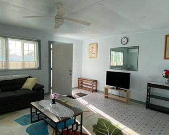 Spacious Upstair 3-bedroom apartment with WiFi, AC in beautiful Fanga o pilolevu - Fafa Island - Living room