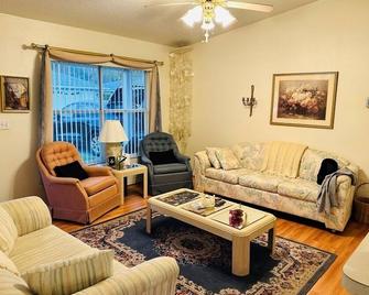 Two Bedroom fully furnished house, full kithcen; sleeps Eight - San Antonio - Sala de estar