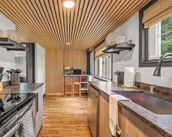 Designer Home in Walkable Historic Greendale - Greendale - Cocina
