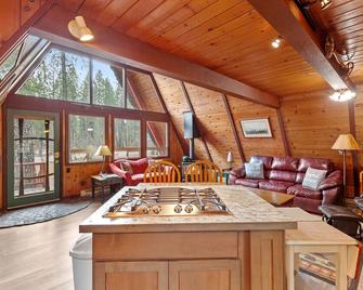 The Perfect Getaway Any Time of Year!! - Sandpoint - Living room