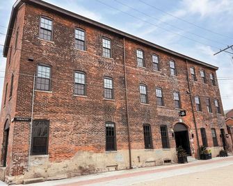 Pickle Factory Hotel - 1BR Historic Downtown with Parking - Covington - Building