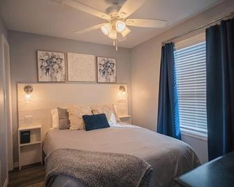 Lazy Longhorn Lodge - Victoria - Bedroom
