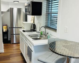 Modern Private Basement Apartment - Fairfax - Kitchen