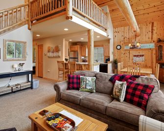 Deer Park Cabin home - Redmond - Living room