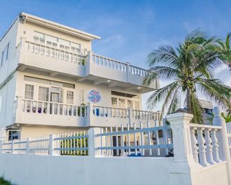 By The Sea Guest House - סן אנדרס - בניין