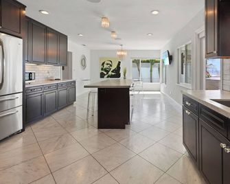 Custom home with cabana, heated pool, spa and view - San Diego - Cocina
