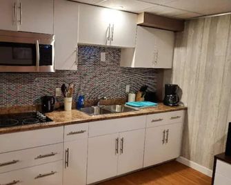 Entire Basement Apt.-3 mins Drive to Regent Avenue - Winnipeg - Cocina