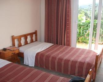 Amadeus Hawaii Apartments & Studios - Sidari - Schlafzimmer