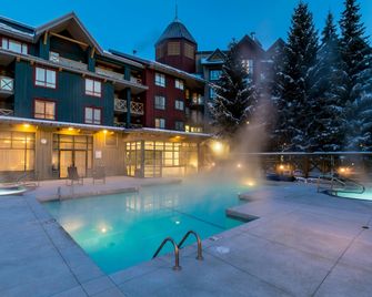 Delta Hotels by Marriott Whistler Village Suites - Whistler - Piscina