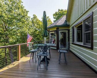 Escape to our cozy lakeview cabin with modern amenities, spacious decks and serene surroundinngs. - Radford - Balcony