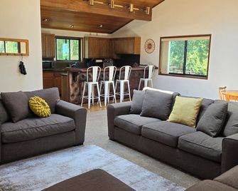 The Sequim Tree House is a spacious one bedroom with a bonus room for more guest - Sequim - Living room