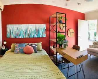 Tropical Oasis, saltwater pool In the heart of Parap Orange - Darwin - Bedroom