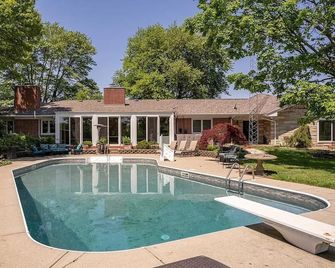 Charming 4-bedroomHorse Ranch farmhouse in enjoyable Lebanon with AC, Wifi - Lebanon (Ohio) - Piscina