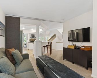 New host! Exceptional Sunday River Ski In Ski Out Condo - Newry - Sala de estar