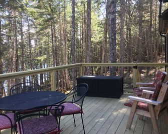 Secluded Lakefront, Dog-Friendly Cabin with Canoe, 7 Miles from the Ocean - Machias - Balcón