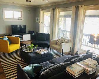 Golfing and Fishing Dream - Lake House on Wilson Lake - Muscle Shoals - Living room