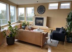 Forget your worries in this spacious and serene space!! - Yellowknife - Huiskamer