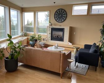 Forget your worries in this spacious and serene space!! - Yellowknife - Sala de estar
