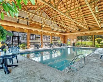 First Floor Pet Friendly Queen Suite with Single Pull-out - Elkhart Lake - Piscina