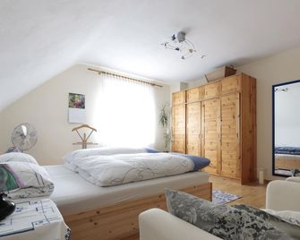 Romantic attic apartment (70sqm) directly on the Main - Tauber - Radach cycle path - Tauberbischofsheim - Schlafzimmer