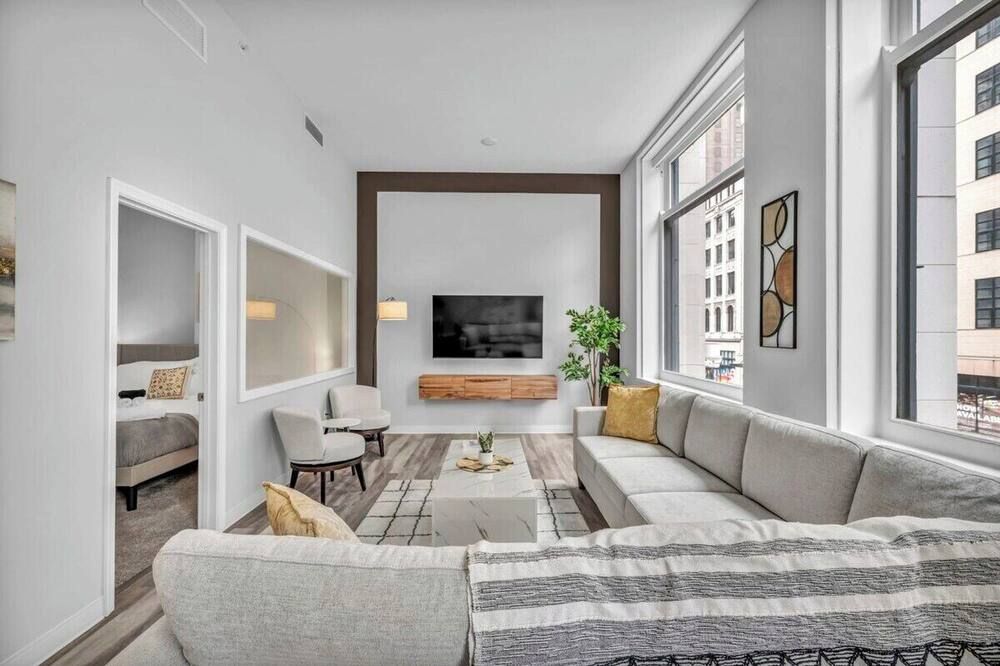 Luxe Flat with Heated Pool Sauna Rooftop Deck Gym - Cleveland
