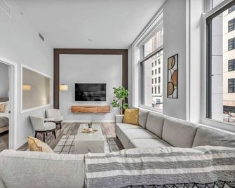 Luxe Flat with Heated Pool Sauna Rooftop Deck Gym - Cleveland