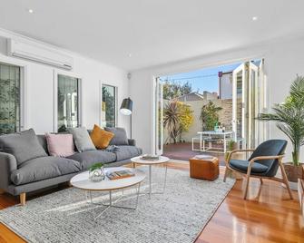 Renovated Brilliance in Bayside Albert Park - Melbourne - Living room