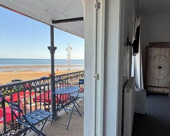 Carlton Hotel - Bognor Regis - Balcony