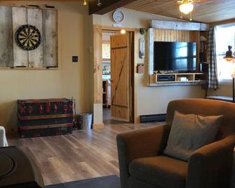 Lakefront cottage on Baptiste Lake - Highland Grove - Sala de estar