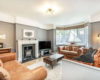 7 Bedroom Contemporary Family Friendly Home Nr Southbourne Beach - Bournemouth - Living room