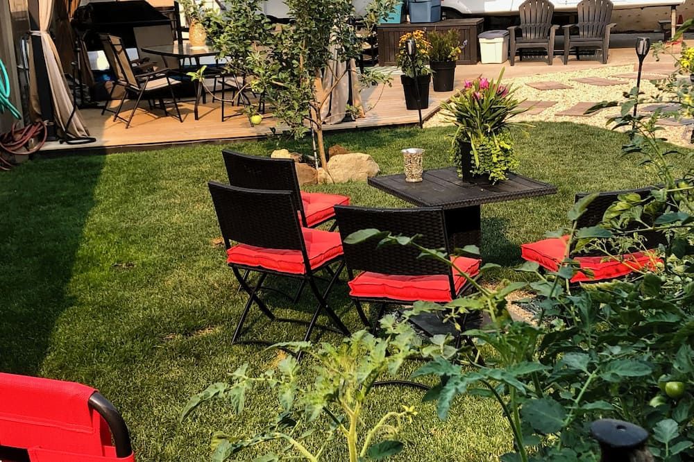 Relax & Enjoy the Sweetlife! Resort life awaits you at the Holiday Park Resort - Kelowna - Patio
