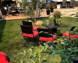 Relax & Enjoy the Sweetlife! Resort life awaits you at the Holiday Park Resort - Kelowna - Βεράντα