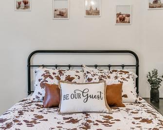 Crazy Cow Farmhouse with Sweeping Country Views in Chandler, OK - Chandler - Bedroom