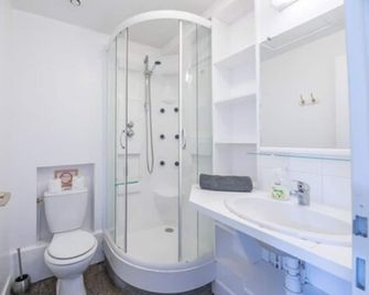 Appart Hotel Bellevue - ביון - חדר רחצה