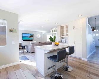 Pool fun in Murrieta, 35ft water slide, large jacuzzi, dog friendly - Murrieta - Dining room