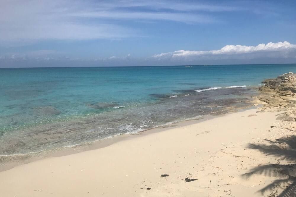 Ocean View , steps from the private beach 2 Bedroom Condo Up to 6 guests - Bailey Town - شاطئ