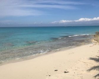 Ocean View , steps from the private beach 2 Bedroom Condo Up to 6 guests - Bailey Town - Beach