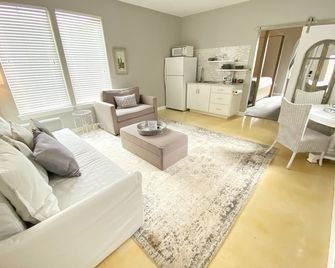 Fortunata Winery Villa #5, Elegant Stay for 4 - Aubrey - Living room