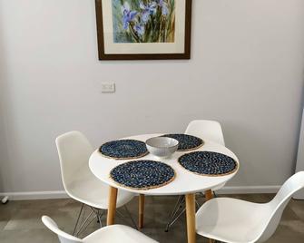 Exquisitely furnished house walking distance to AFL Mars Stadium - Black Hill - Dining room