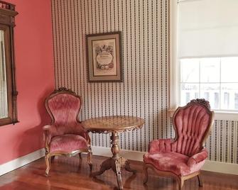 Farmhouse with Hot Tub, charming gardens, serenity, 2 blocks to Main Street! - Jackson - Wohnzimmer