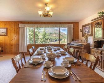 West Glacier riverfront kid/pet friendly log cabin, 1 mile from Glacier Park! - West Glacier - Dining room