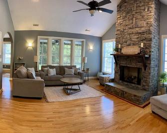 Peaceful Mountain Home: backs to a private fishing pond on two acres - Pickens - Living room