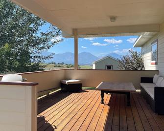 The Guesthouse - on 3.5 acres in Corvallis, MT - Corvallis - Balcony