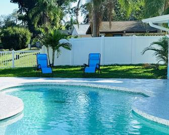 NEW Renovated luxury home with private heated pool, game room Near Anna Maria Island and IMG - Bradenton - Pool