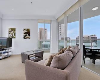 Pacific Views Resort - Main Beach - Living room