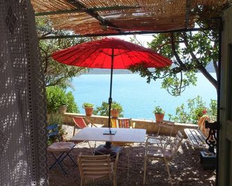 'les Terrasses' : Maison Dans le Village, 4 Terrasses - Sainte-Croix-du-Verdon - Patio