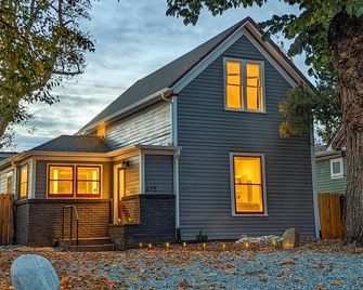 Downtown, beautifully remodeled entire home - Longmont - Building