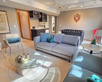 Nature's Blissful Haven - King Bed & Heated Garage - Chanhassen - Living room