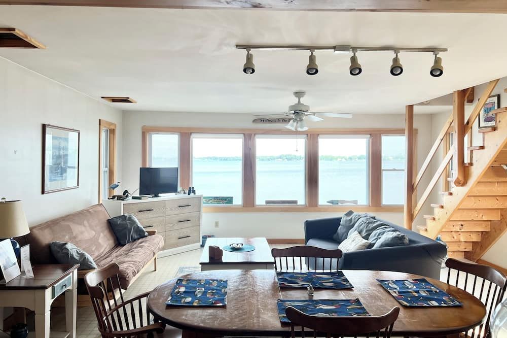 Lake Front Cabin with Amazing Sunsets- Easy Access to the Inland Sea - Saint Albans - Living room