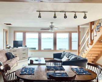 Lake Front Cabin with Amazing Sunsets- Easy Access to the Inland Sea - Saint Albans - Living room